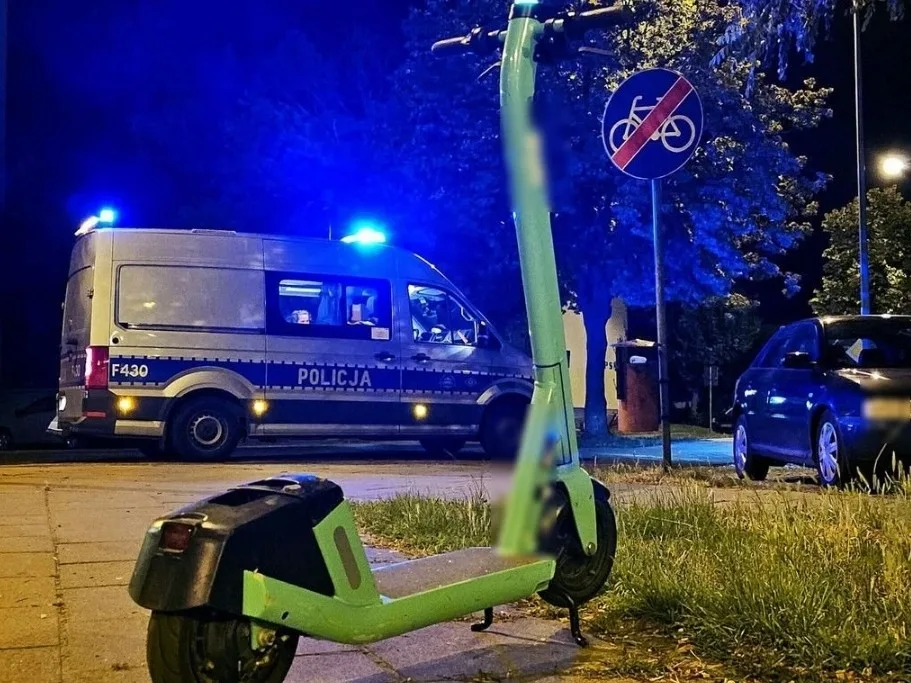 Nocna jazda hulajnogą zakończona upadkiem