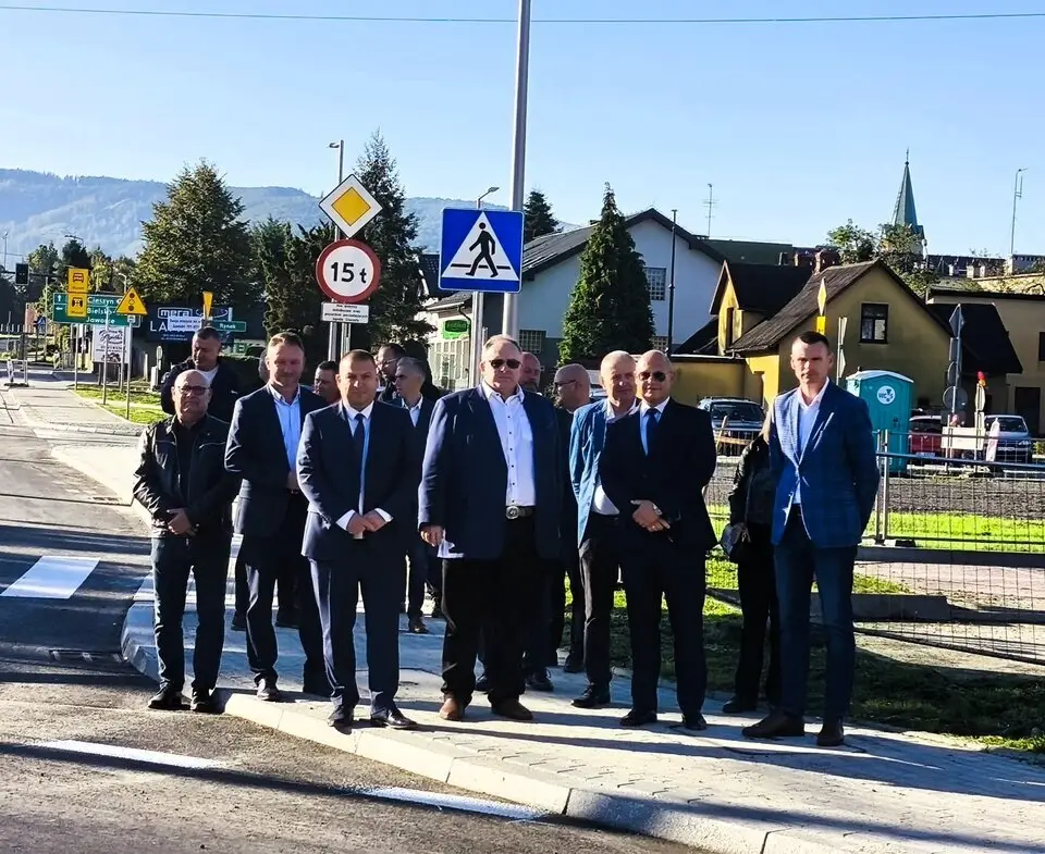 Otwarto nowy odcinek drogi 2633S ul. Strumieńskiej w Jasienicy wraz z rondem