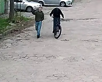 Policja z Bielska-Białej prosi o pomoc w identyfikacji mężczyzn ze zdjęcia