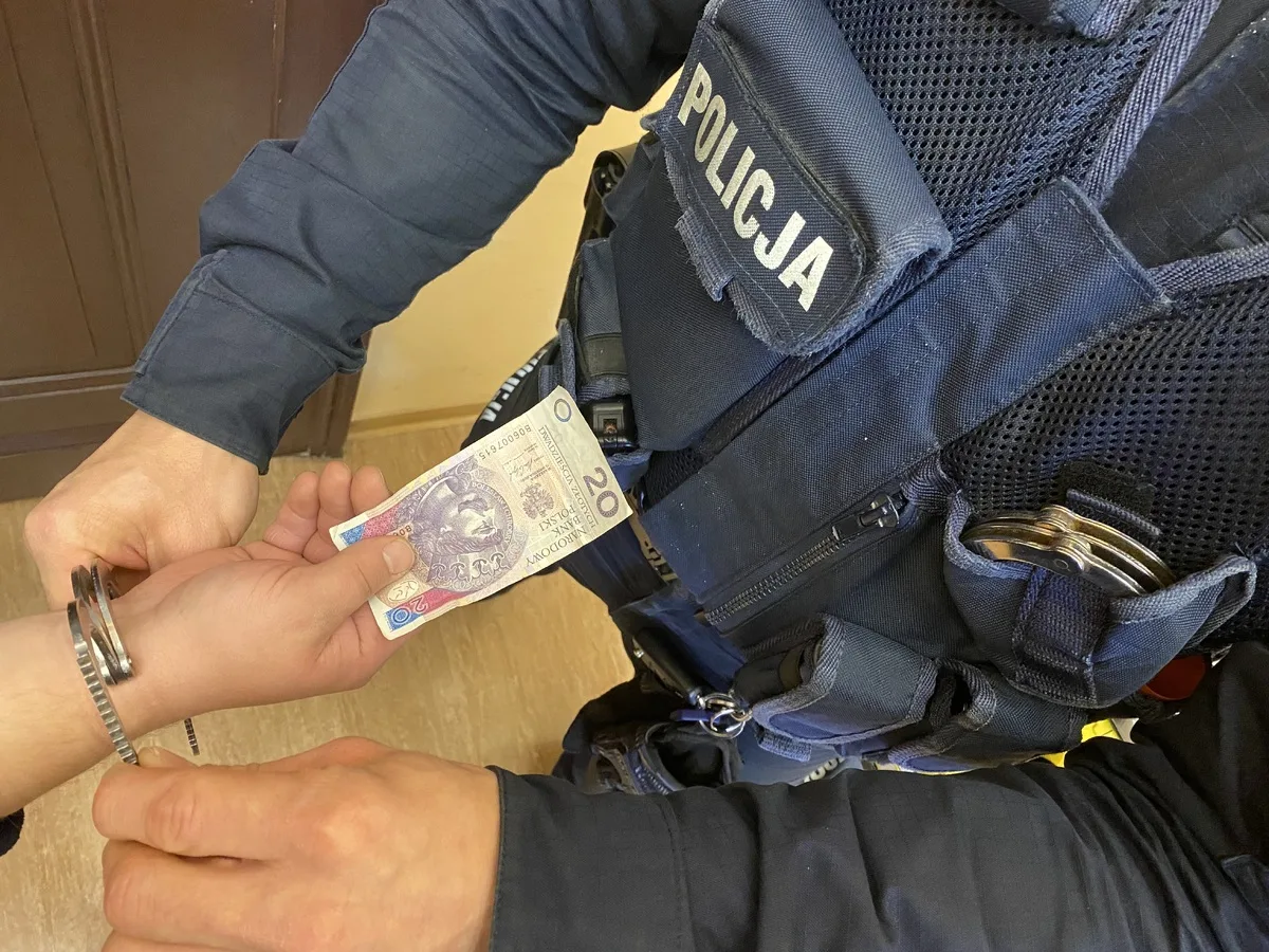 Kierowca próbował wręczyć policjantom łapówkę