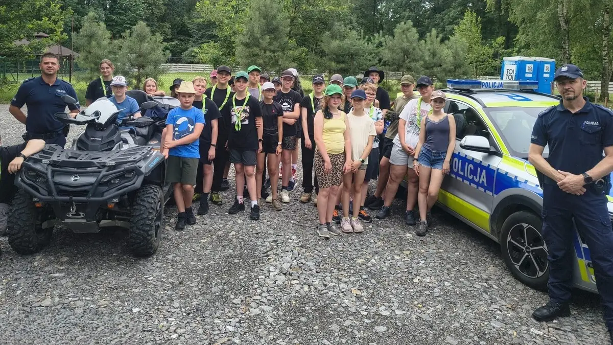 Policjanci z Jasienicy spotkali się z harcerzami na obozie