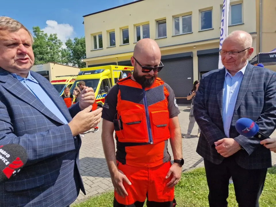 Nowy ambulans i kamizelki ochronne dla Bielskiego Pogotowia Ratunkowego